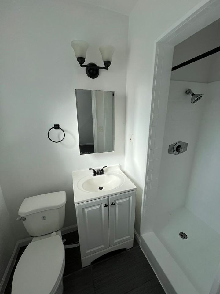 Blake Manor - Photo 3 of 10