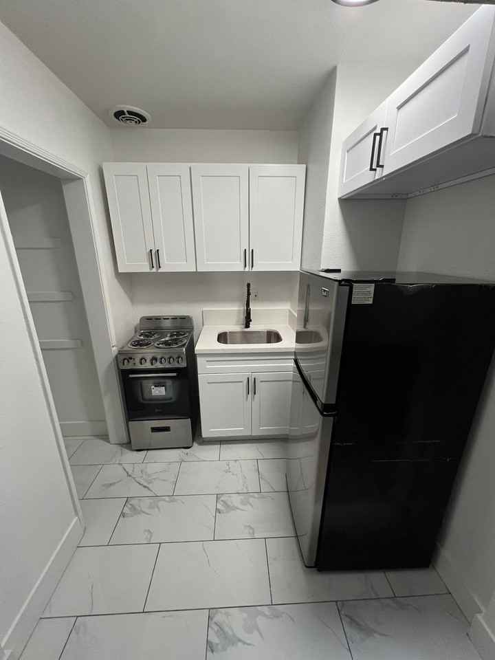 Blake Manor - Photo 5 of 10