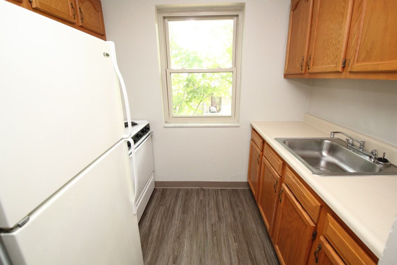 5559 BARTLETT STREETAPT B4 #B4 - Photo 3 of 10