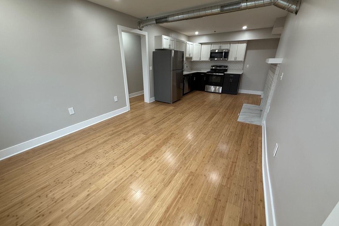 5535 HOBART STREETAPT 4 #5535-4 - Photo 3 of 6