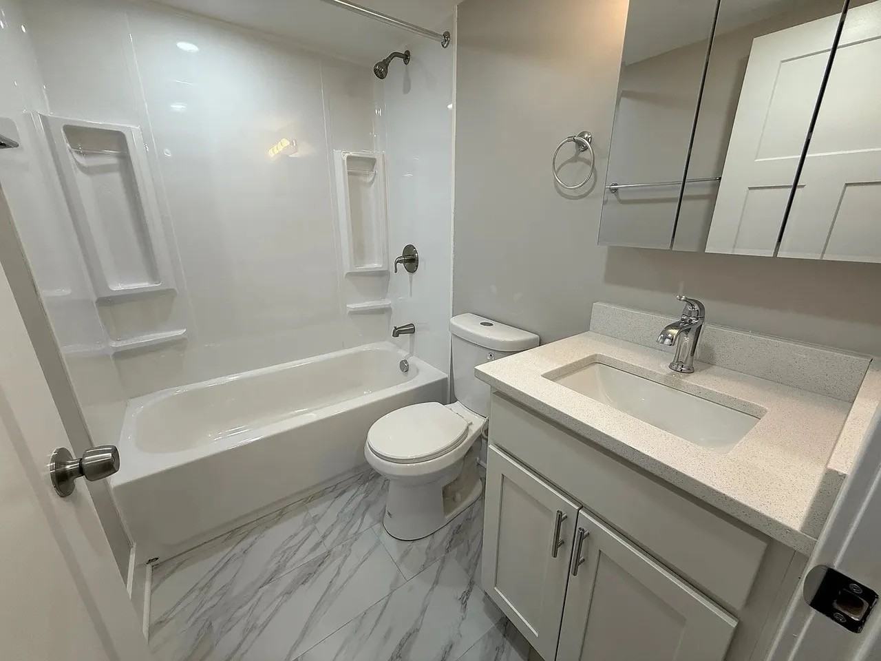 5535 HOBART STREETAPT 4 #5535-4 - Photo 4 of 6