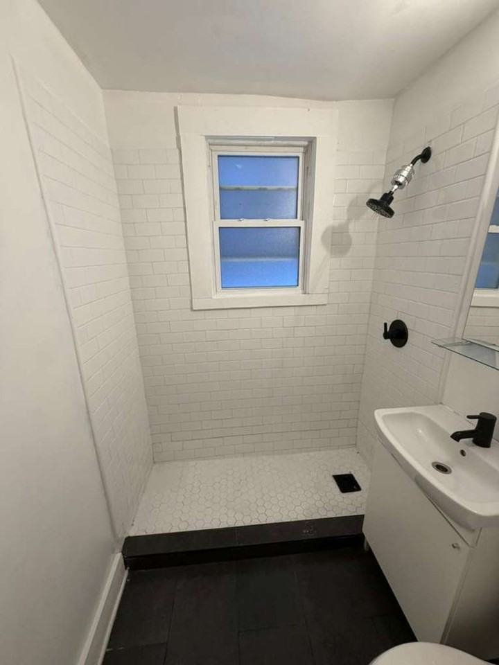 Detroit 83 - Photo 6 of 39