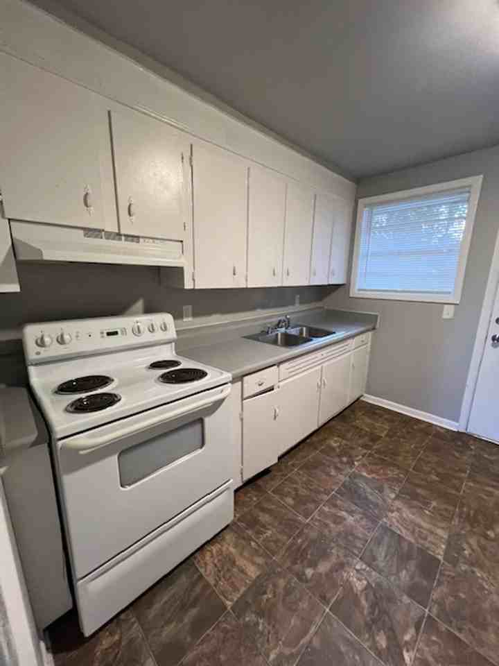 504 Maplewood Dr - Photo 5 of 14