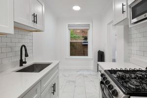 featured image of 915 W Carmen Ave
