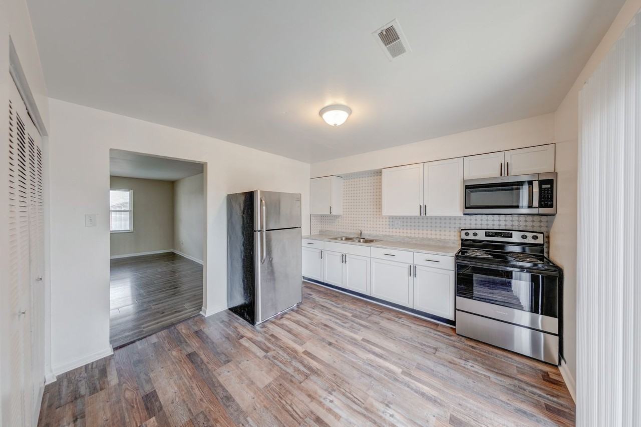 Lawrence Glen Apartments - Photo 7 of 17