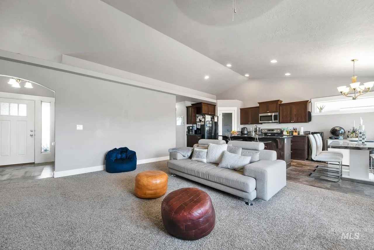 1025 Sw Bonnie St - Photo 5 of 21