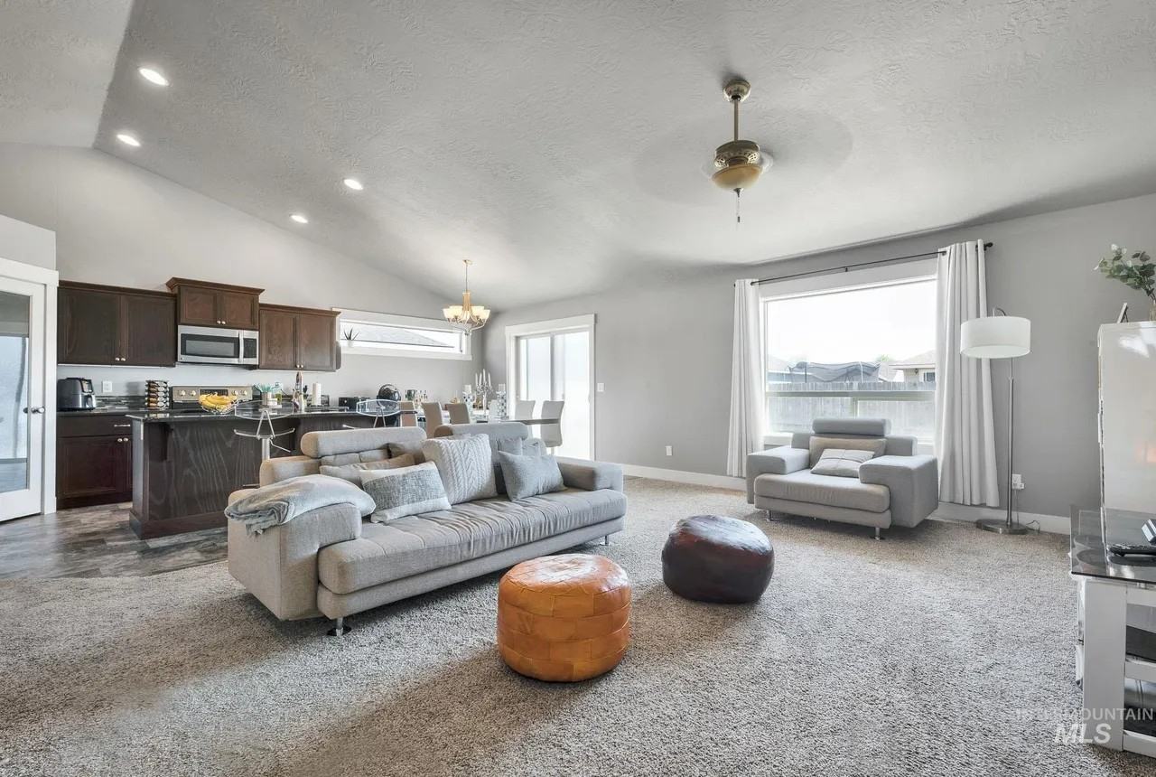 1025 Sw Bonnie St - Photo 6 of 21