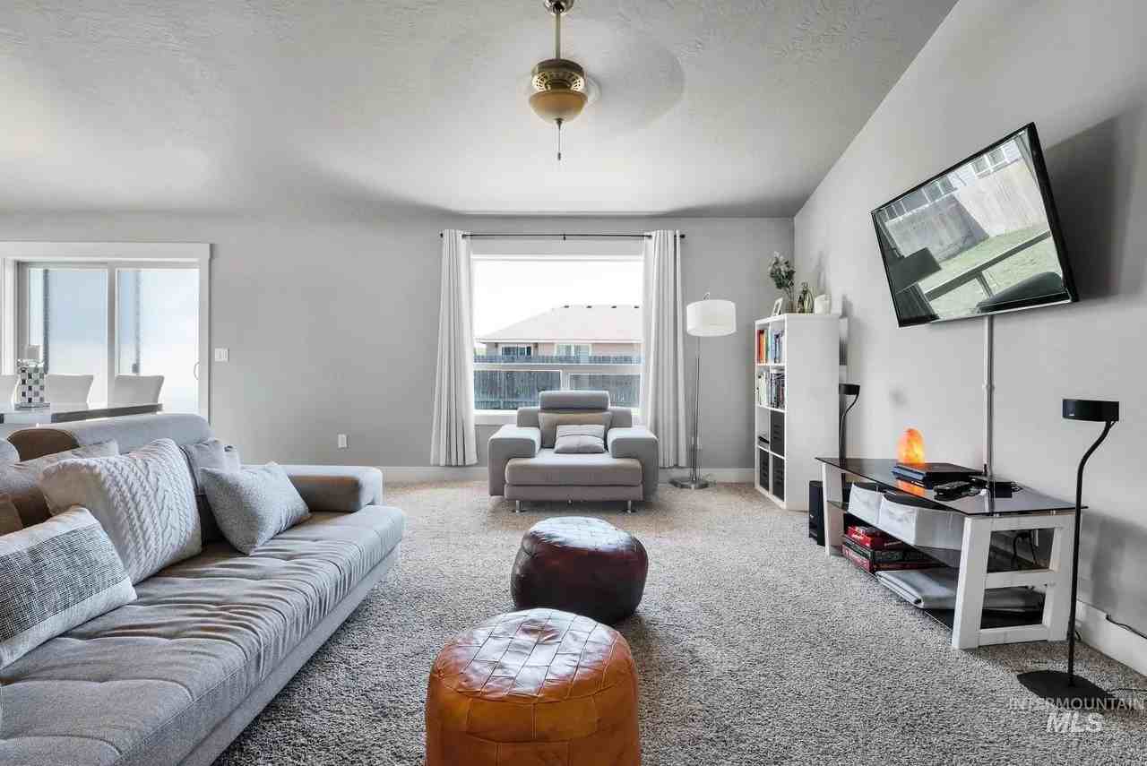 1025 Sw Bonnie St - Photo 7 of 21