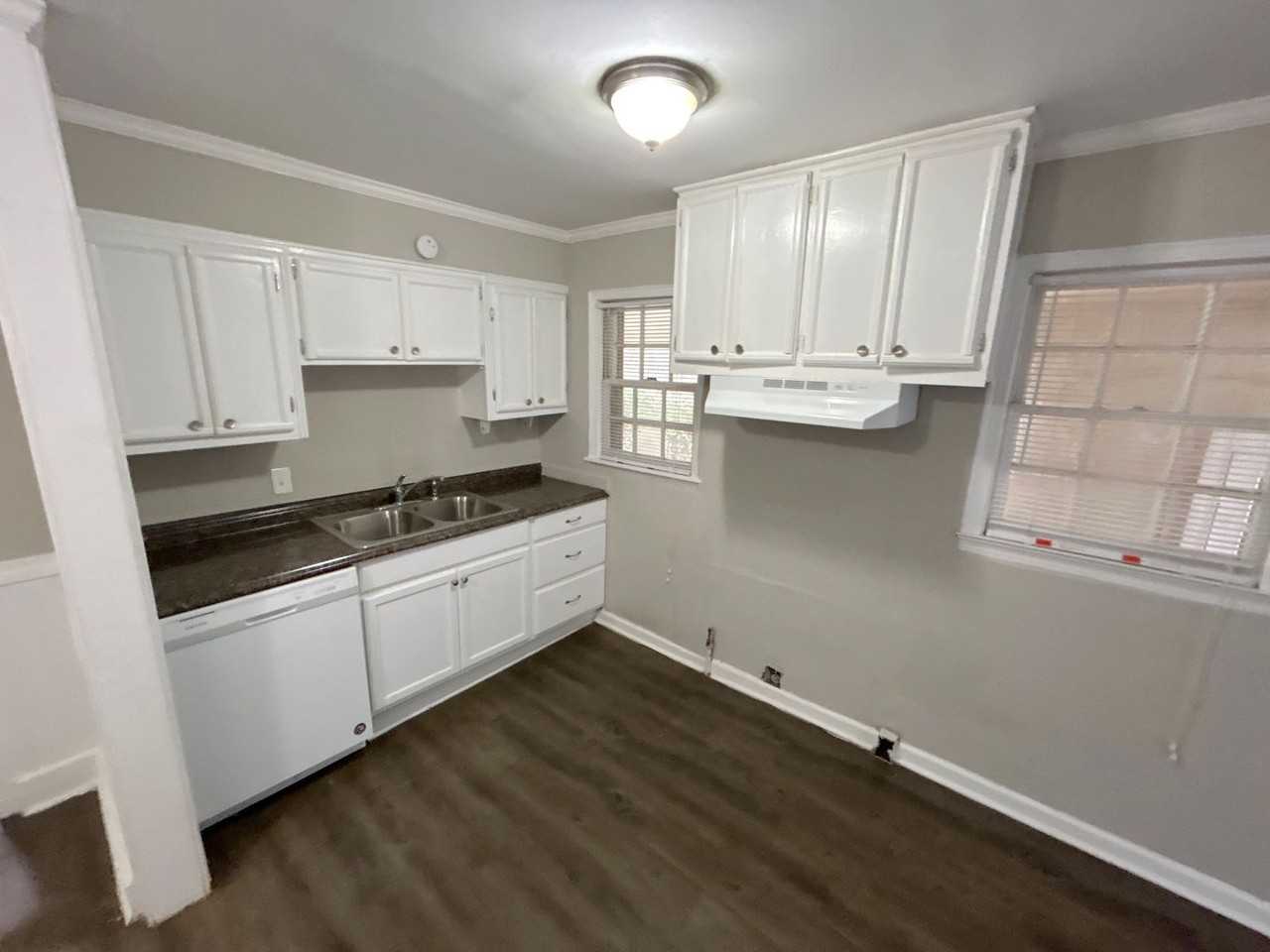 1111 Robin Hood Ln - Photo 2 of 12