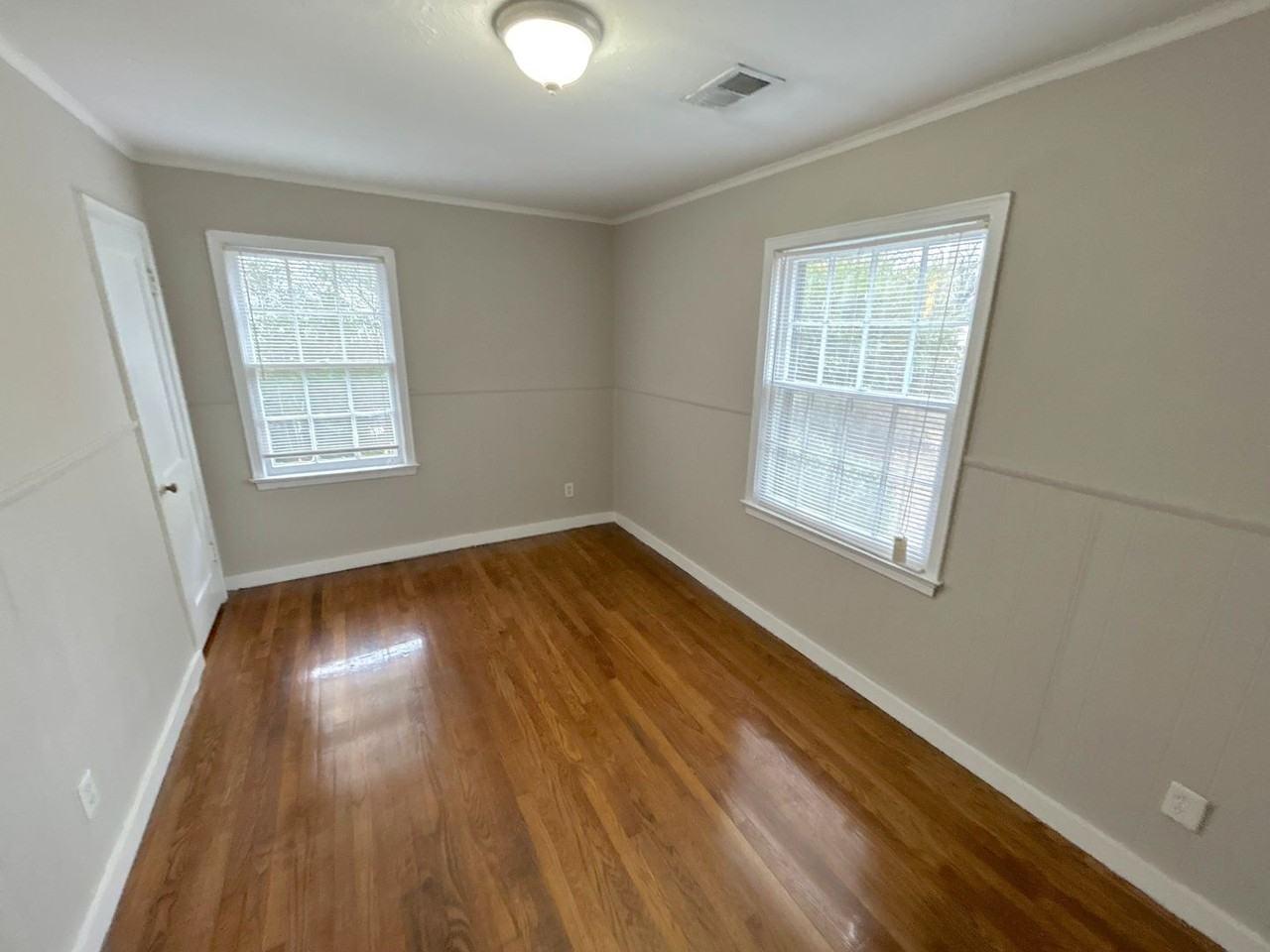 1111 Robin Hood Ln - Photo 4 of 12