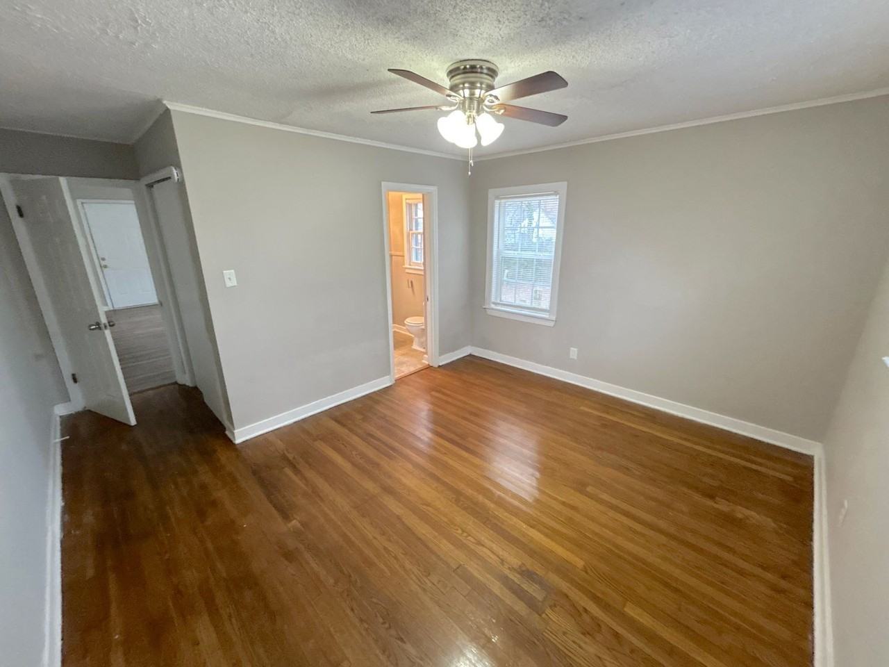 1111 Robin Hood Ln - Photo 6 of 12