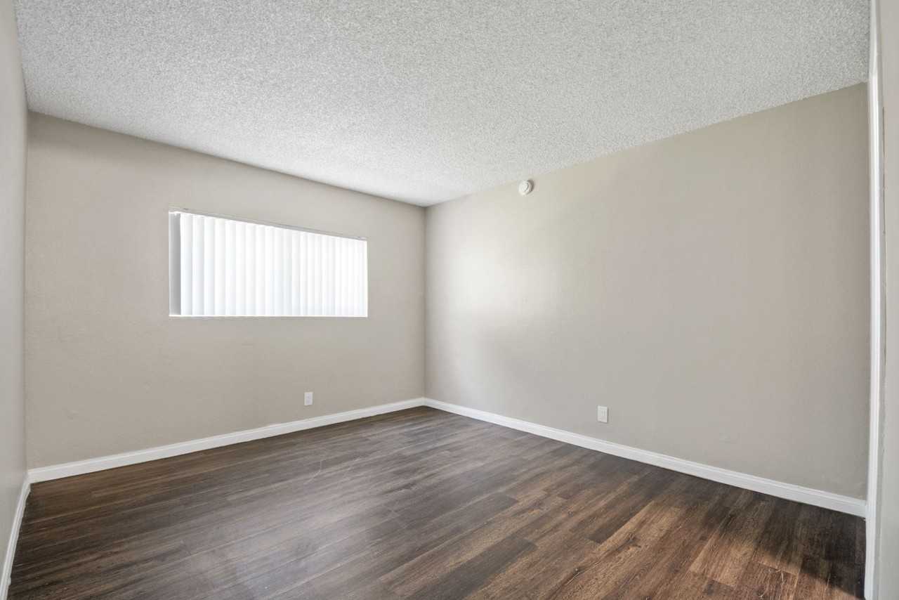 Mountain View Apartments - Photo 6 of 34