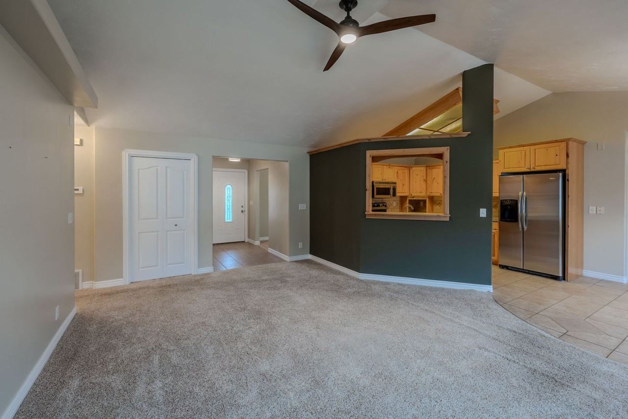 396 S Palomino Dr - Photo 3 of 31