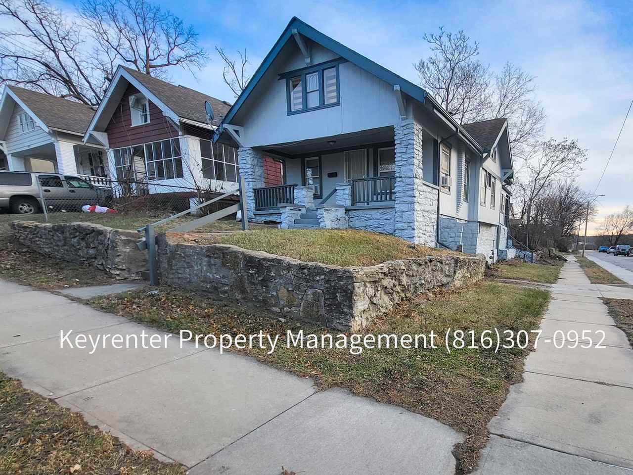 1601 E 43rd St - Photo 3 of 22