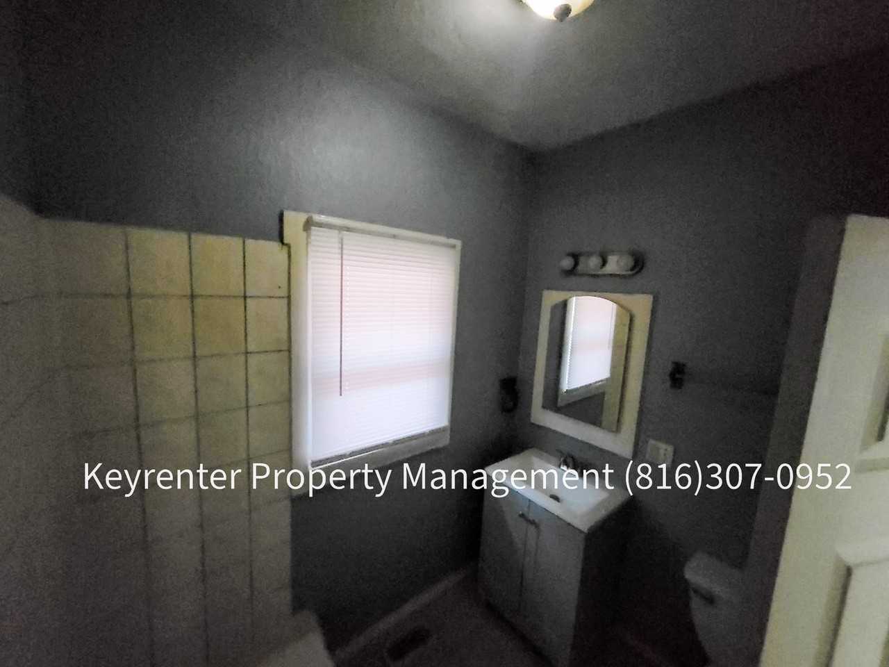 1601 E 43rd St - Photo 5 of 22