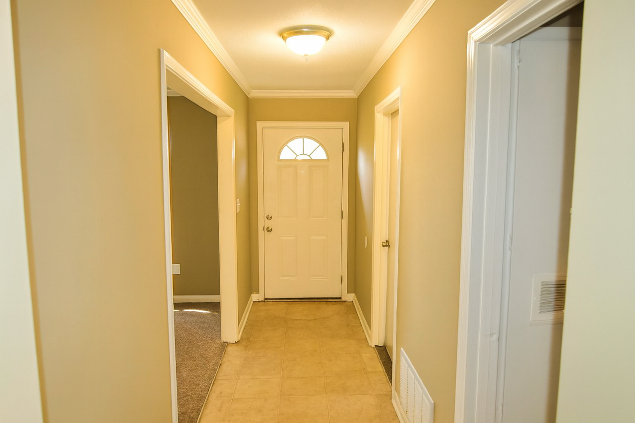 2737 S Wallace Dr - Photo 2 of 14