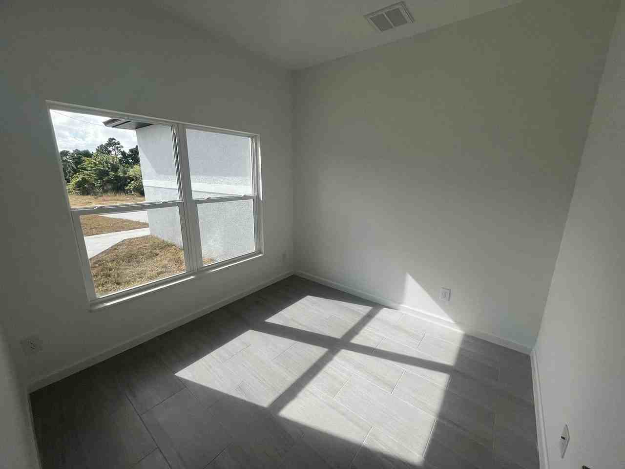 940 Sterling St E - Photo 5 of 22