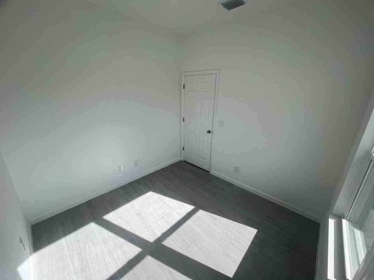 940 Sterling St E - Photo 6 of 22