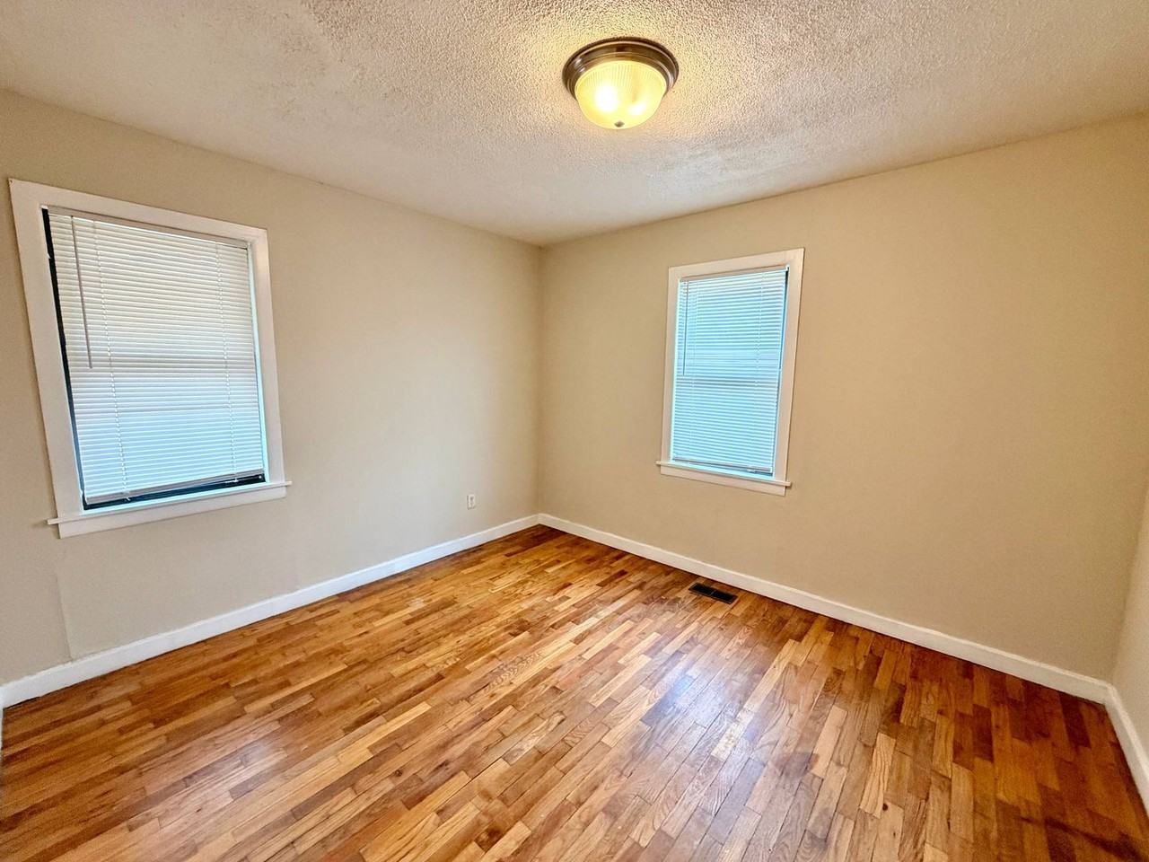 1325 W 24th St S - Photo 4 of 12