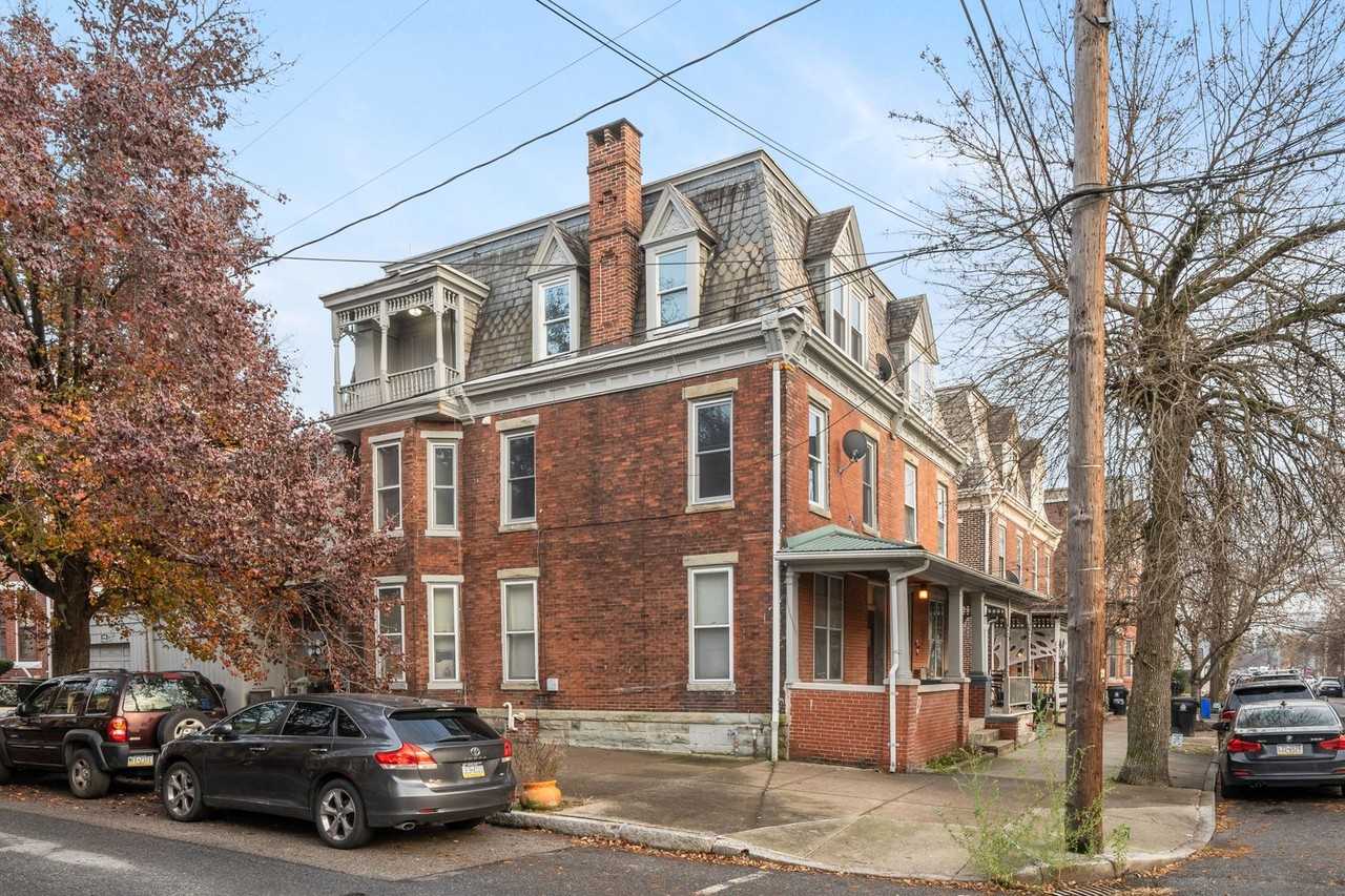 1531 Green St - Photo 2 of 13