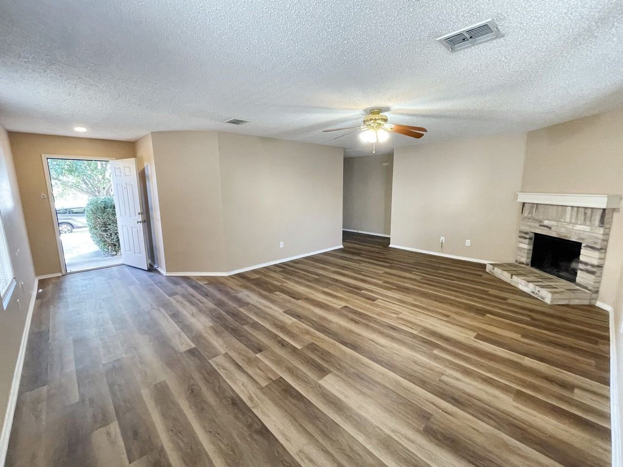 5405 Shiver Rd - Photo 5 of 30