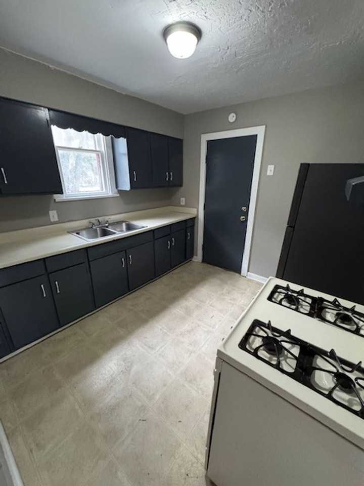 3519 Weisser Park Ave - Photo 4 of 9