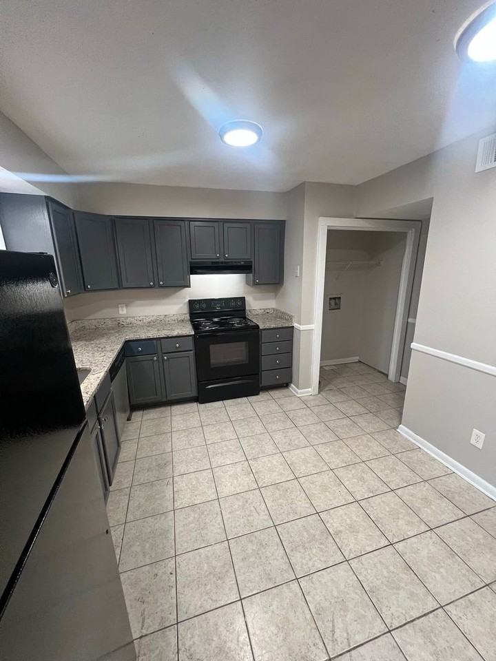 2080 Kings Gate Cir Apt B - Photo 2 of 16