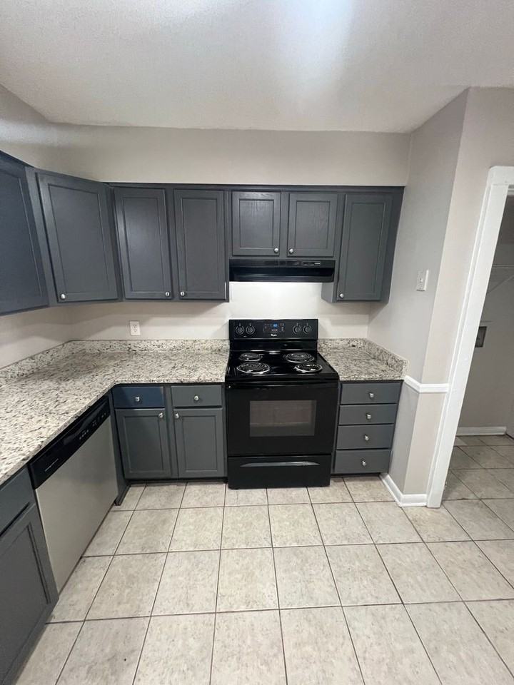 2080 Kings Gate Cir Apt B - Photo 3 of 16