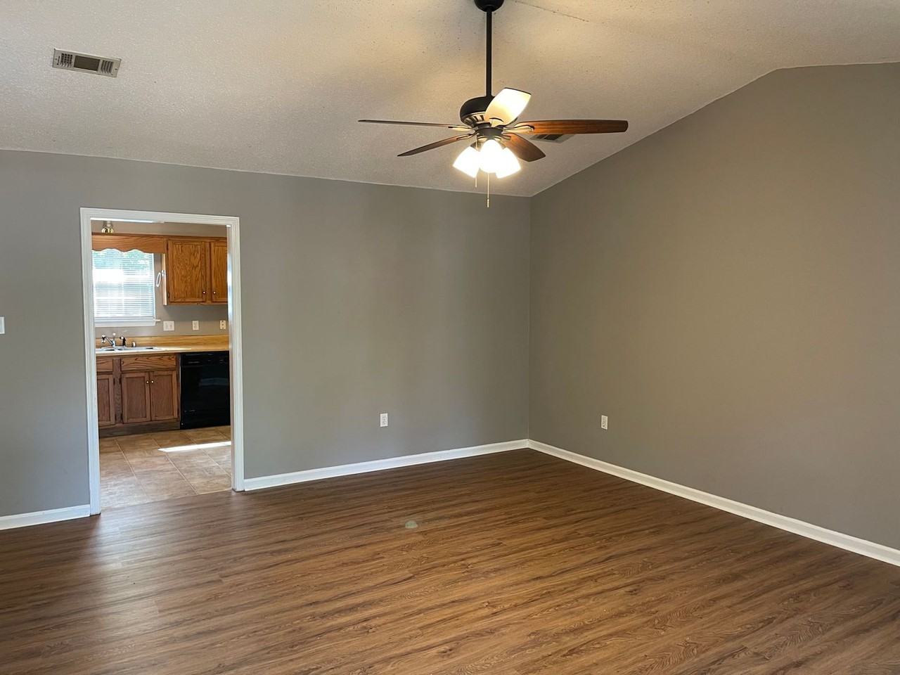 716 Rosewood Dr - Photo 2 of 16