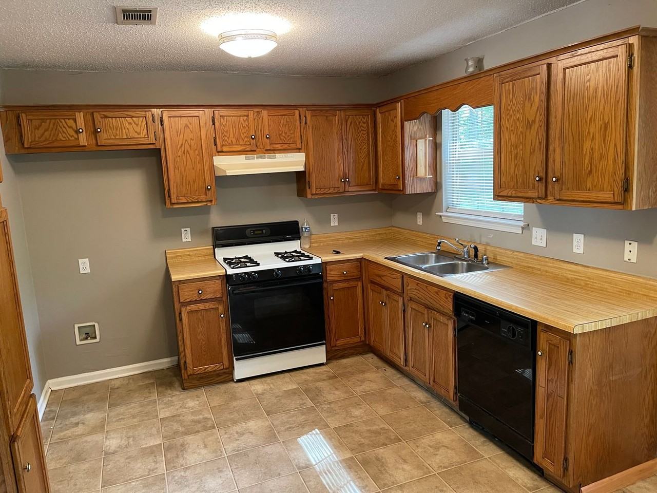 716 Rosewood Dr - Photo 3 of 16