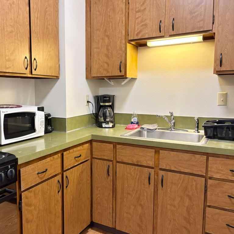 805 Peninsula Ave - Photo 4 of 13