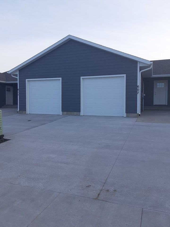 613 Liberty Park Dr - Photo 2 of 34