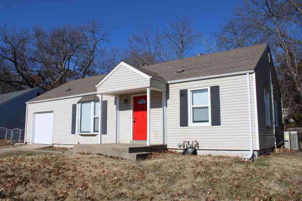 3910 Ne Vivion Rd - Photo 3 of 20