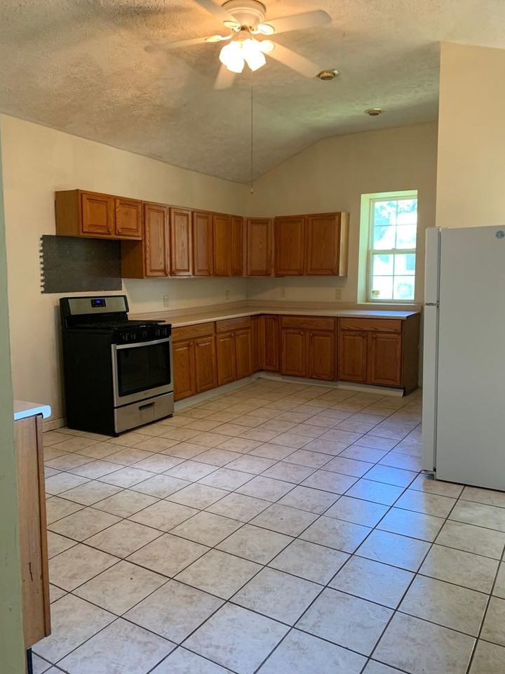 822 Foote St - Photo 6 of 10