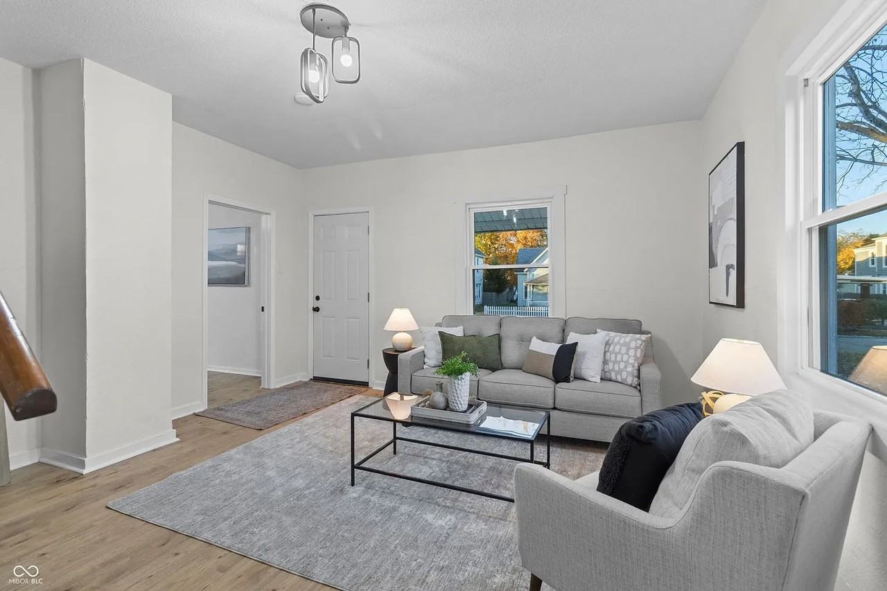 911 W 3rd St - Photo 3 of 17