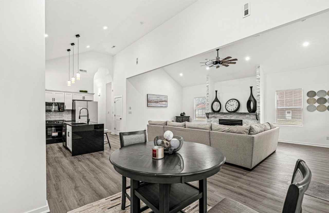 2428 N Gale St - Photo 4 of 6