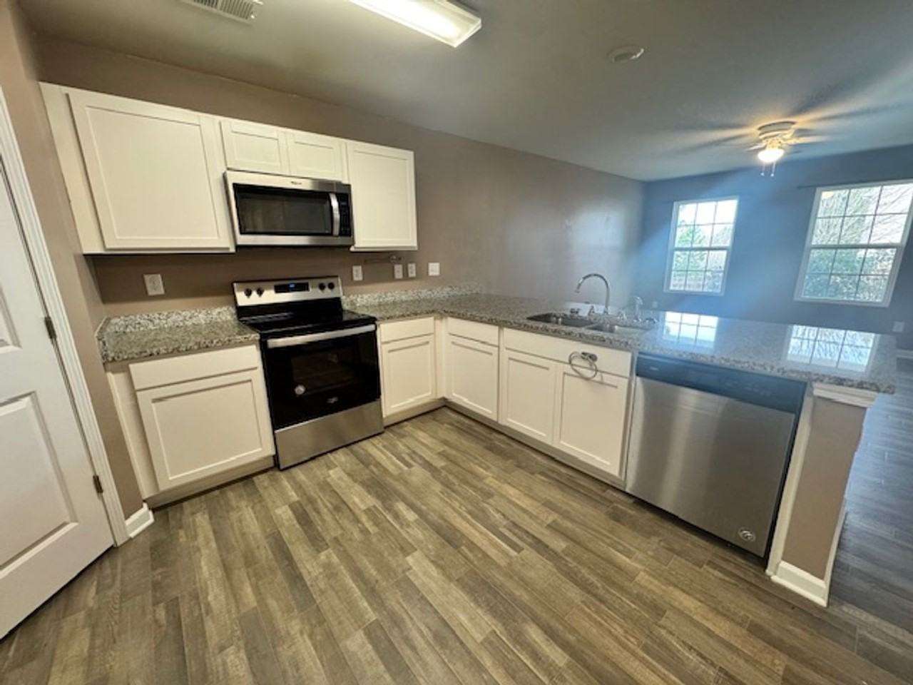 201 Sanford Ave - Photo 4 of 15