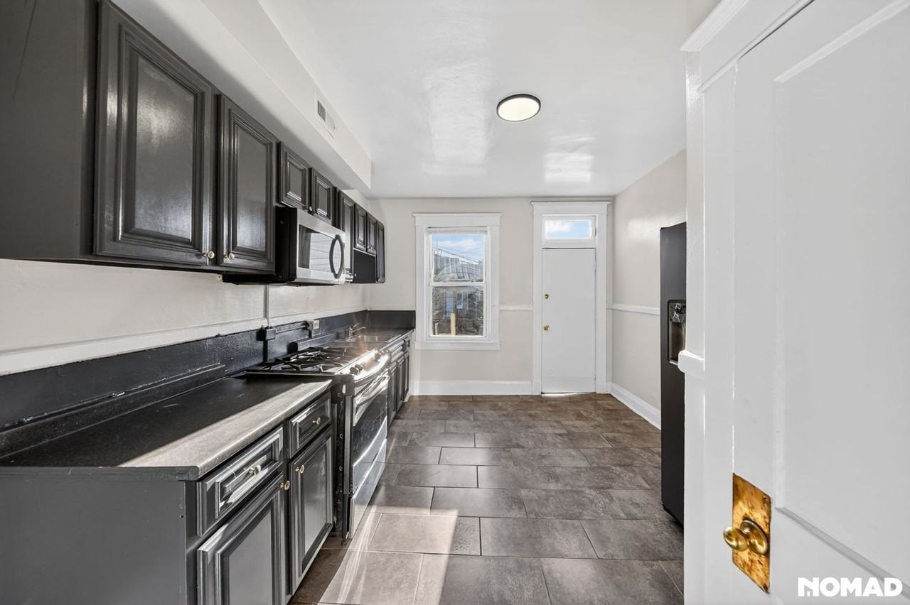 3231 Phelps Ln - Photo 4 of 29