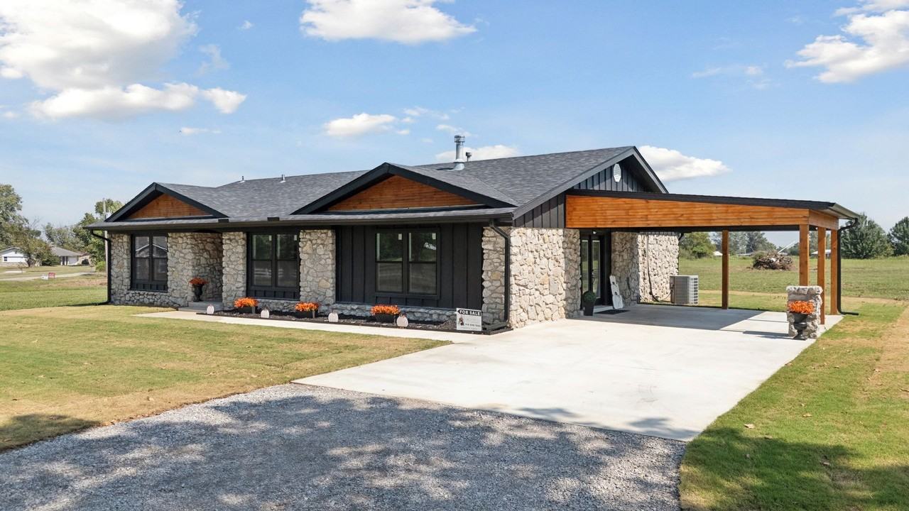 11325 11325 N 123rd Ave - Photo 4 of 39