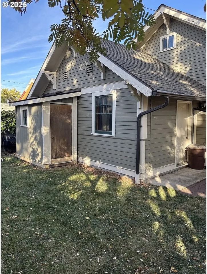 1702 Cedar St - Photo 5 of 27