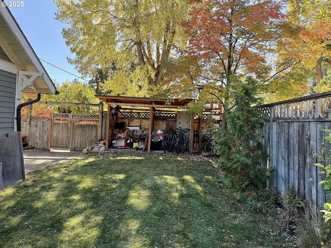 1702 Cedar St - Photo 6 of 27