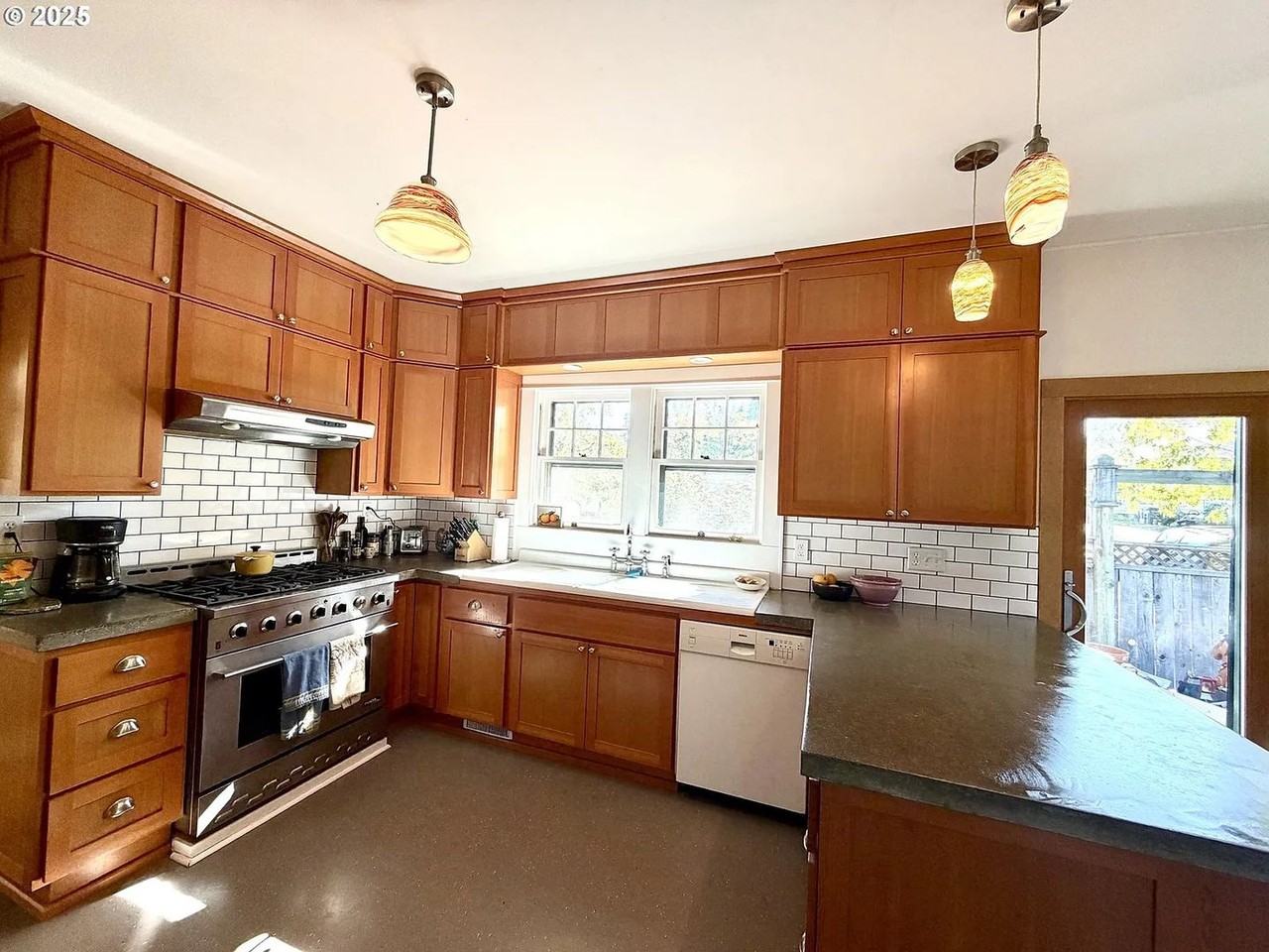 1702 Cedar St - Photo 7 of 27