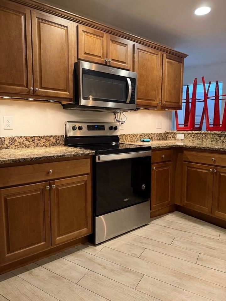 502 W 9th St - Photo 3 of 15