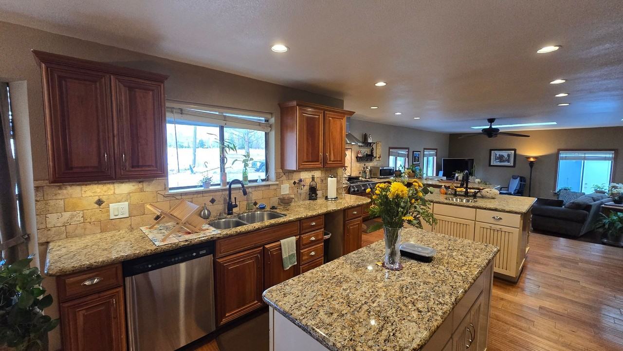 22882 Carriage Dr - Photo 4 of 50