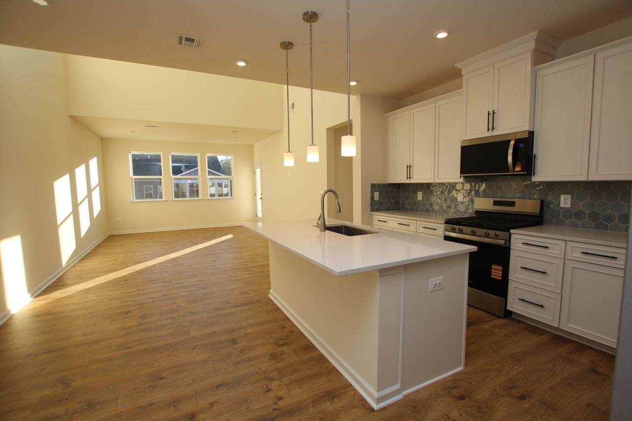 390 Scranton Ln - Photo 3 of 14