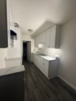 ONSITE MANAGER, ONSITE LAUNDRY, CLOSE TO PACKING DISTRICT - Photo 1 of 1