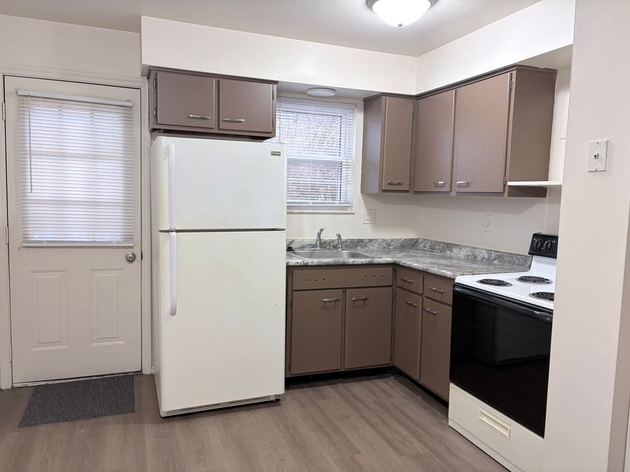 1140 Bishop Dr #C - Photo 4 of 9