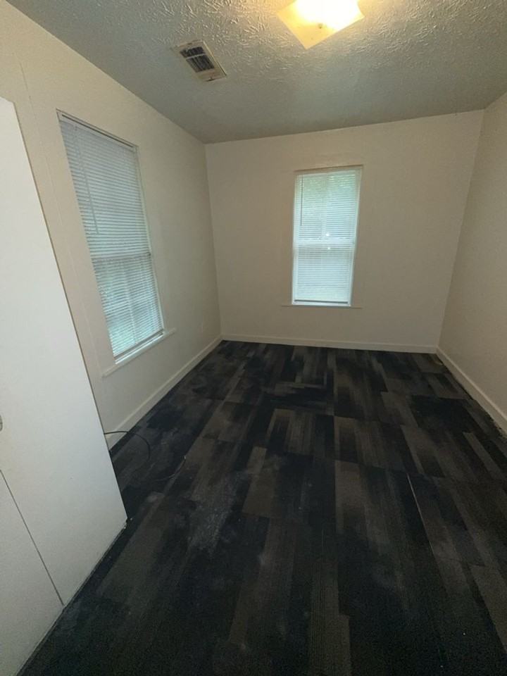 2916 Thomas St - Photo 4 of 6