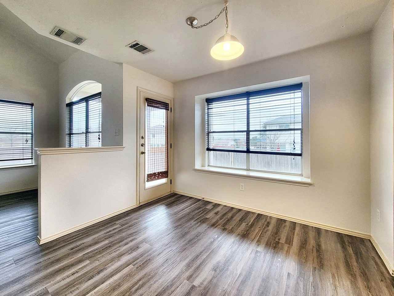 17400 Valentine Dr - Photo 5 of 31