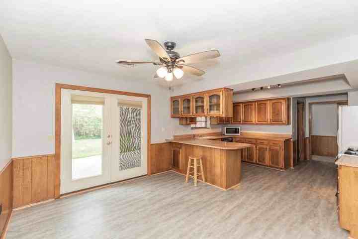 6910 Manor Cir - Photo 6 of 23